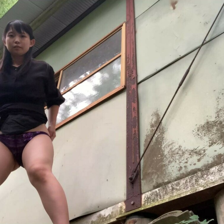 帰省中に紫蘇を取りに山に行って、屋外でおしっこします。
実は蚊に刺されながらのおしっこです！！やだー！！
2か月前お