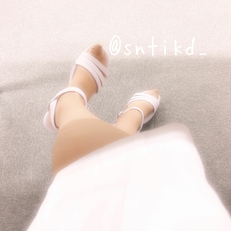 こっそり投稿、ストッキング越しの脚。
足組んでもパンツみえませんよ笑
膝より長めのワンピースです！

今回から写