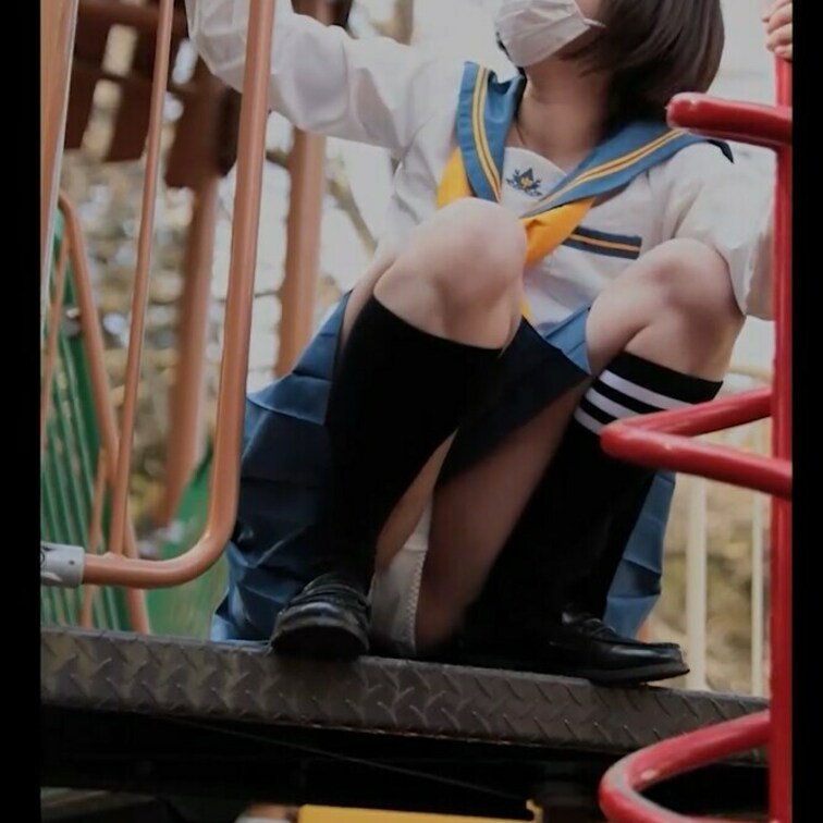 制服のスカートから下着のパンチラを撮影しました
好きなパンチアがあったら撮影するのでコメントで教えてね
