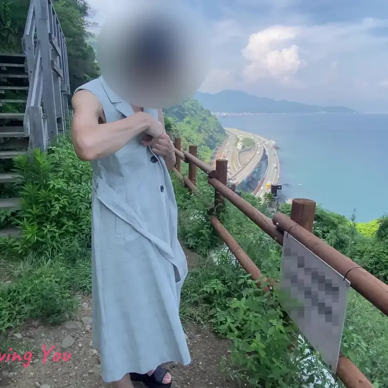 【露出狂Miyu】高速道路の側道で全裸歩行！運転手さんに見られてると思うと、濡れちゃうの💛ペ〇スをアソコに擦り付けてオナ
