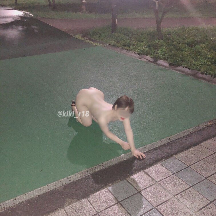 後ろから見ると、肉厚おま◯こ丸見え🫣💓
中はとろとろになってるよ🥹💦

《♡》で応援お願いします🫶
