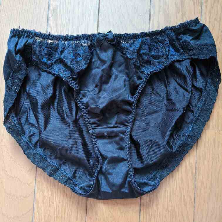 リナの昨日のパンツです。
今から洗濯します😁
黒のショーツなので汚れが目立ってます😣
ちょっと恥ずかしい😊