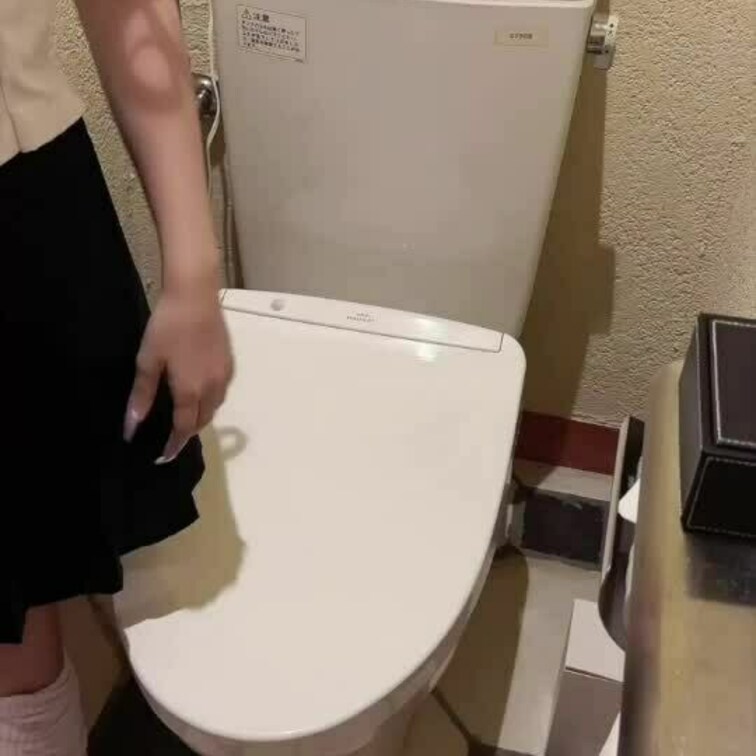 制服のト⚪︎レでおな🤍

全体バージョン
お潮いっぱい見えるかな、、？///