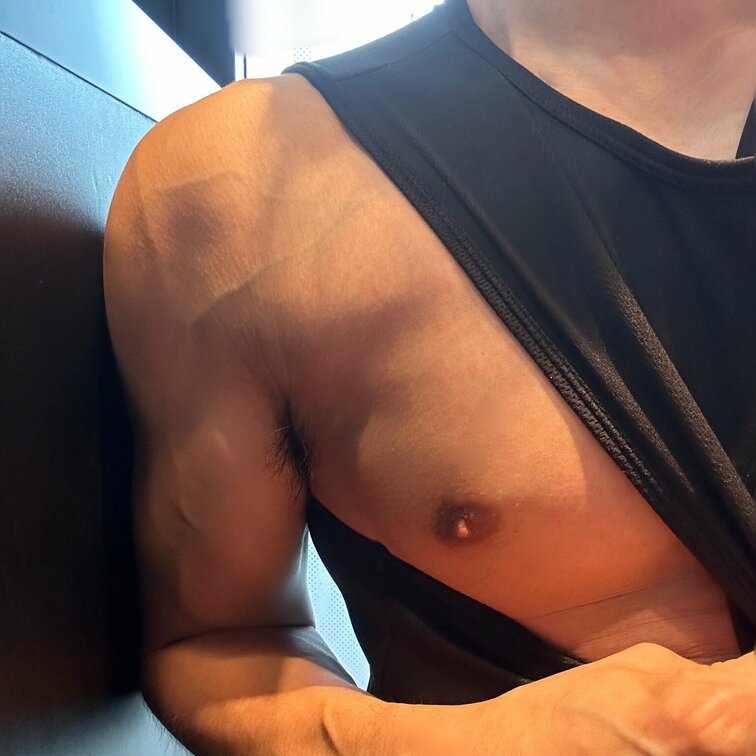 カフェで乳首見せてあげる