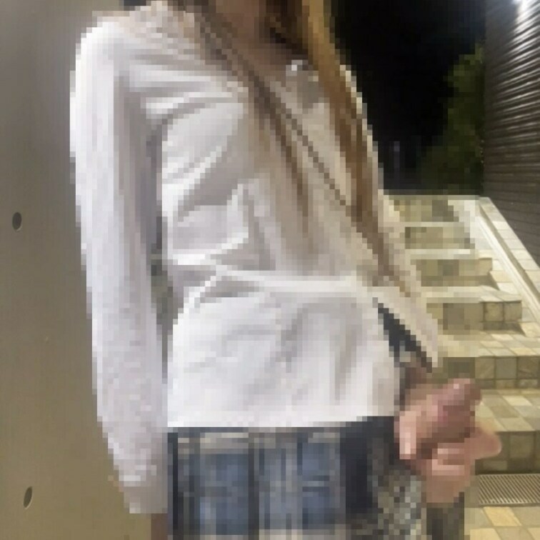 後ろから話し声とか聞こえて、
びんびんしちゃったっ

チェックスカートとても可愛くて、
好きです♡