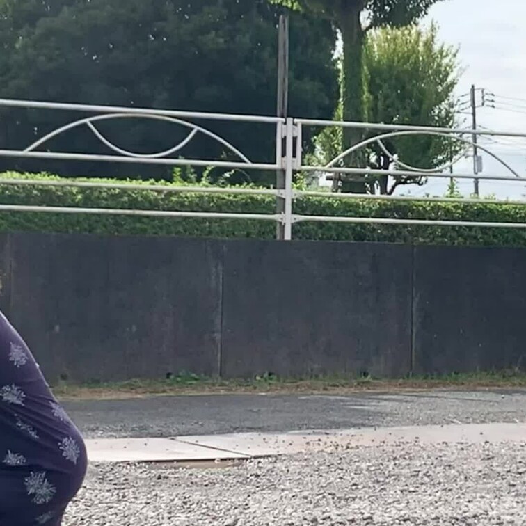 近所の奥様💕人がいようとどこでもしゃぶりたくて仕方ないみたい😅
チンコ出したら通行人がいても咥えてきました☺️