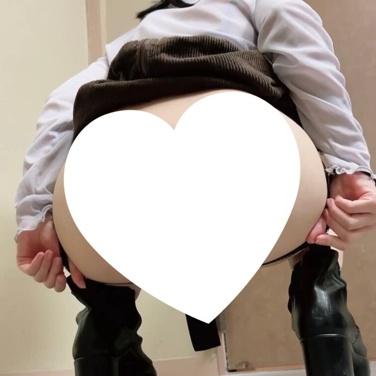 大学の教室の中でお尻出しちゃいました...!
しかもTバック一日中履いてたから少し蒸れてたかも💦
開放的になっちゃう