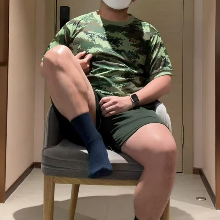 迷彩服を着て、ムラムラ