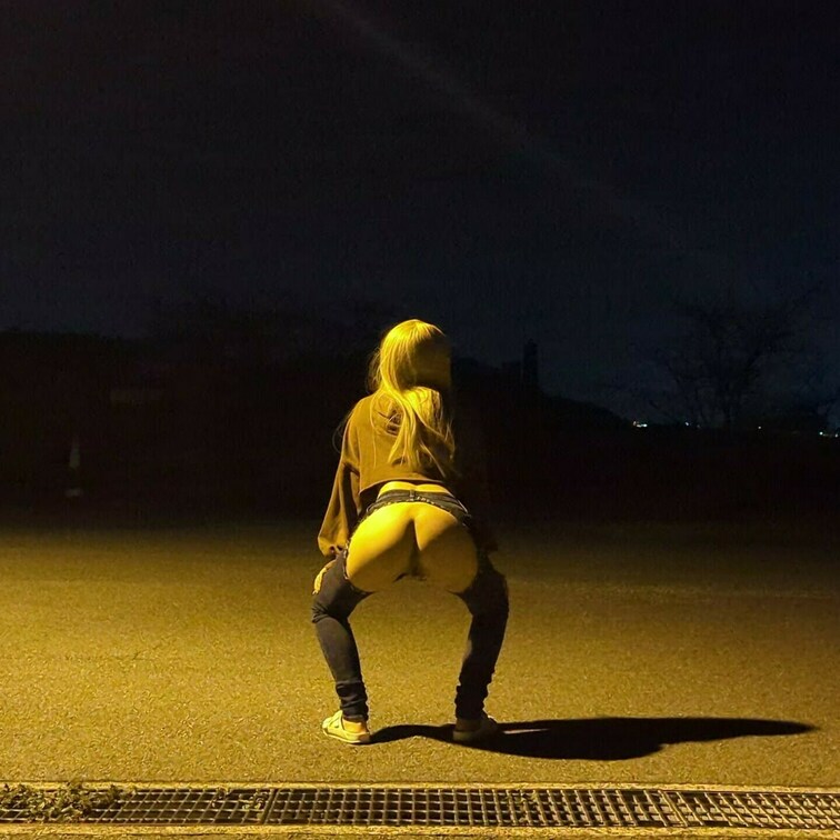 道路の真ん中で…