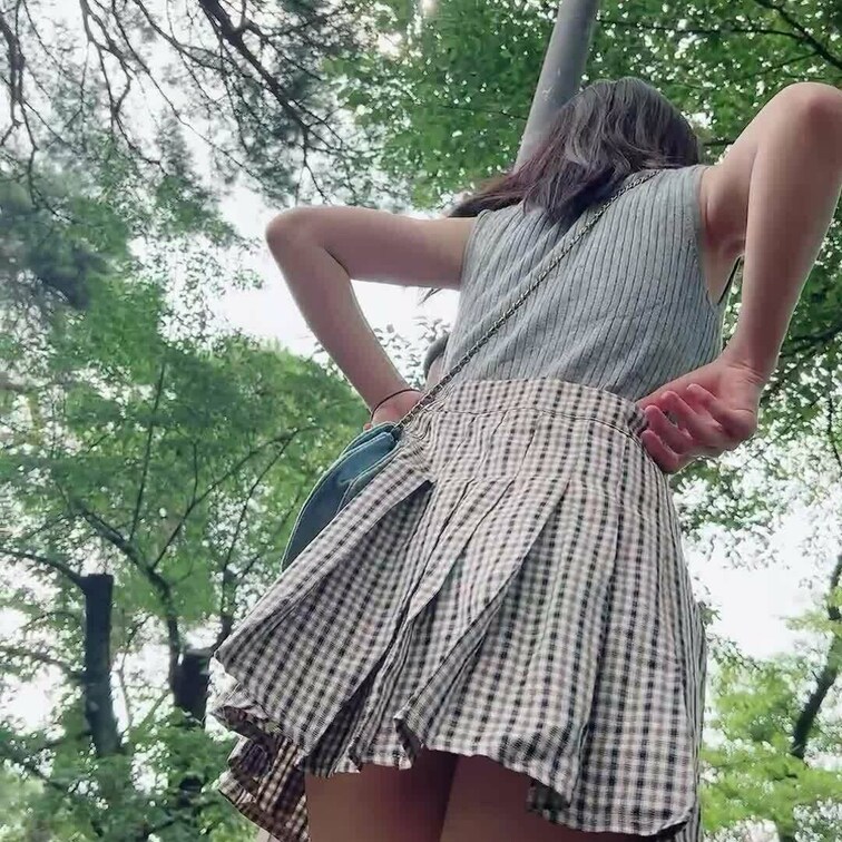 大学の近くの公園でミニスカートひらひら〜♥