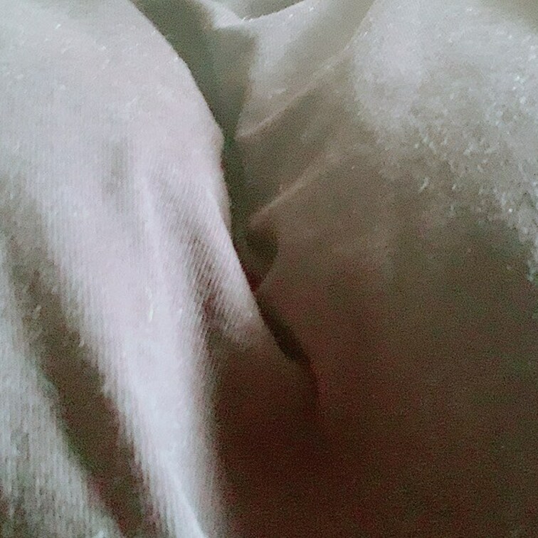 この服の下はブラもなにもしてないので
触ったらすぐおっぱいです(ノ)･ω･(ヾ)笑  

うっすら乳首が勃っちゃっ