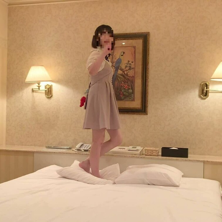 枕いらない派だからって人の枕を踏みつける美○女…