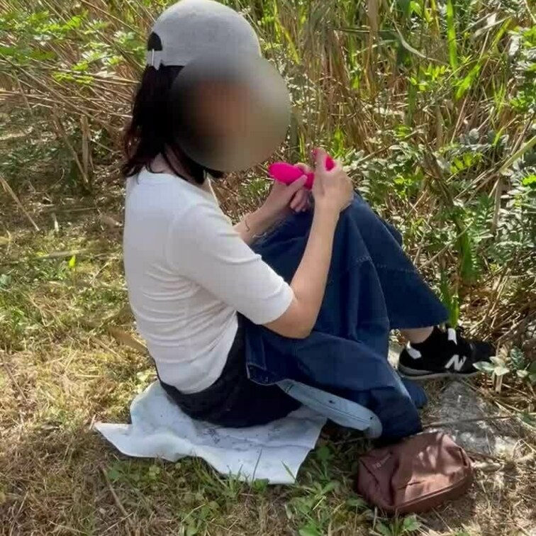 人が多いこの季節…

持参したリモコンバイブを茂みに隠れて自ら仕込むちょっぴり変態な他人妻でしたw
