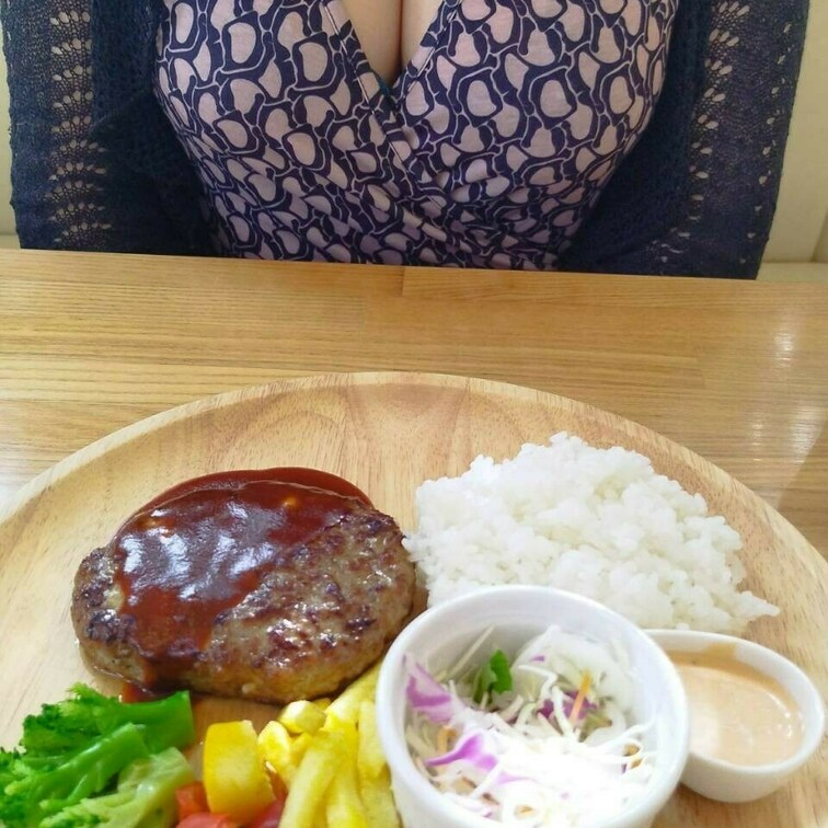 ランチは少し控えめに
それでもお肉は譲れない
肉食系OL

皆さんは肉食系？草食系？
