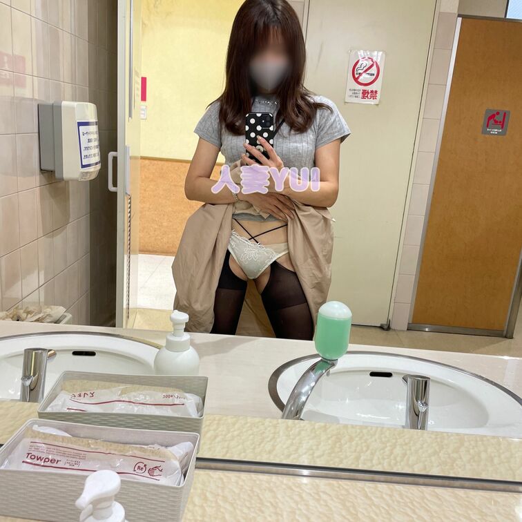 スーパーへお買い物だからこんな背景でごめんなさい。スカートの中はこんなに変態なの😳バレずにお買い物して、マンションまで帰