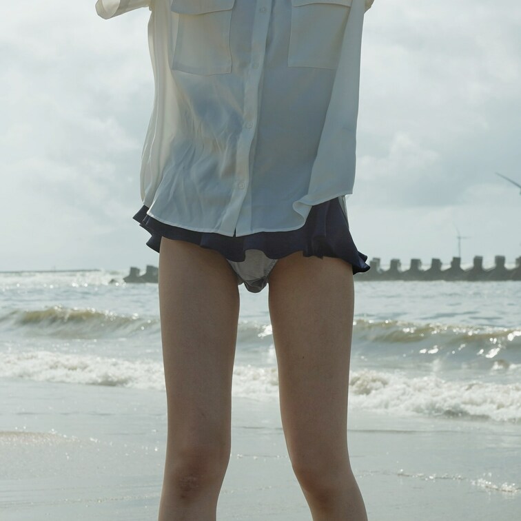 海でミニスカ 
見えにくいけどパンツは水色