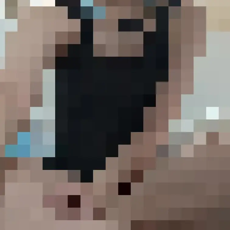 水着でオナニーしてます。
着たままずらして、おもちゃでクリを吸ってます。膝立ちでおもらししててとてもえっちです♡
途中まで6分程、諸事情によりモザイクかかってるので、お気を付けてください
(本編もモザイクかかってるシーンが長いというか半分近くなので飛ばしてもいいかと)