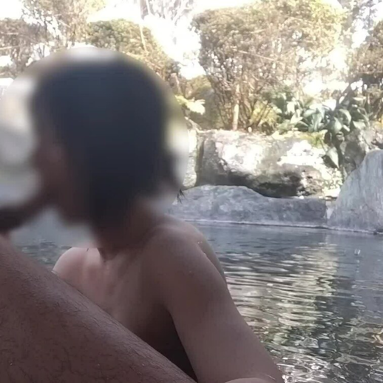 悪友と妻が混浴露天風呂のある旅館に日帰りで行った時に撮影してくれた動画です。