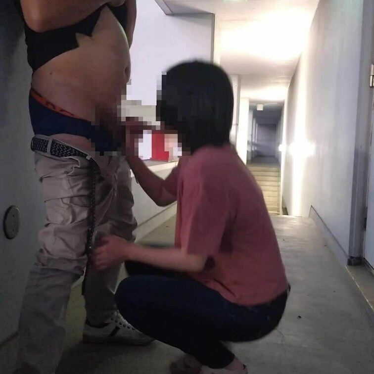 悪友と妻がとある施設の中で声を押し殺しながら悪友の肉棒をフェラする様子をご覧下さい。