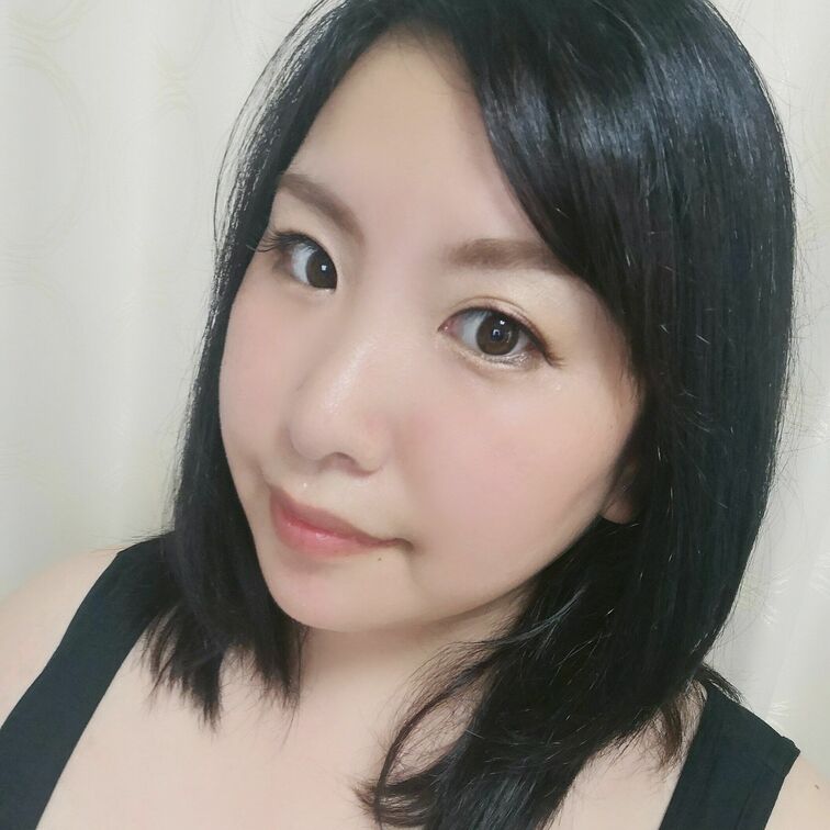 じゃーん！赤髪から黒髪にしました✨
赤髪の燃えるようなカラーもいいけど、黒髪のシックなカラーもいかがかしら？

し