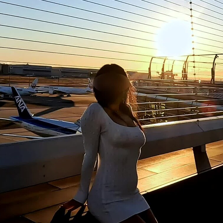 某空港にて🛫
飛行機に乗って南の島🏖️に行きたいな🎵
連れて行ってね😁

有料プランのご加入をお待ちしてます😊