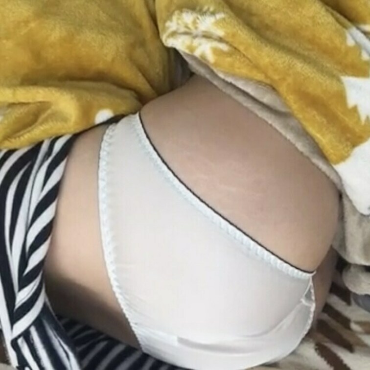妻の白パン下着姿をじっくり観察😋💕

