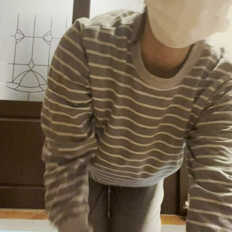 人妻みんみのストレッチ動画です！

パジャマを脱いで、下着姿でストレッチしてます。
夜の日課のストレッチ。
寝る