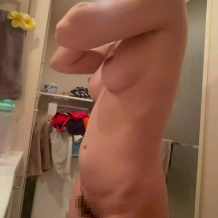 風呂上がりに、全裸でフェイスマッサージ中の妻❤️
ムチムチボディがたまりません❤️