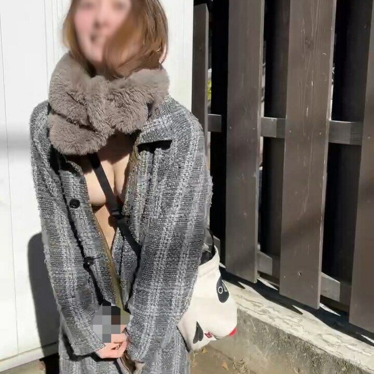 密屋みみ、全裸コートで街を往く。