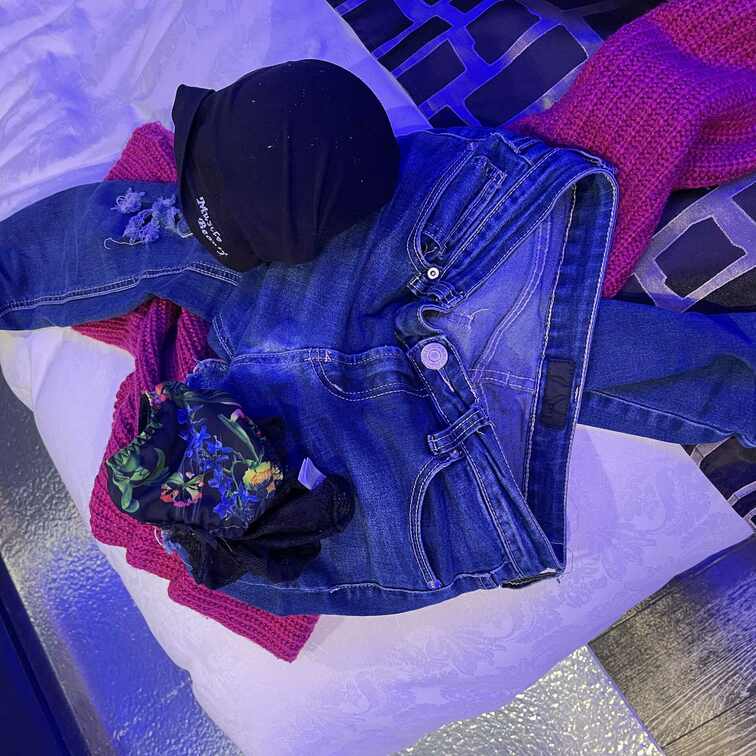 脱ぎ捨てられた彼女の洋服と下着。