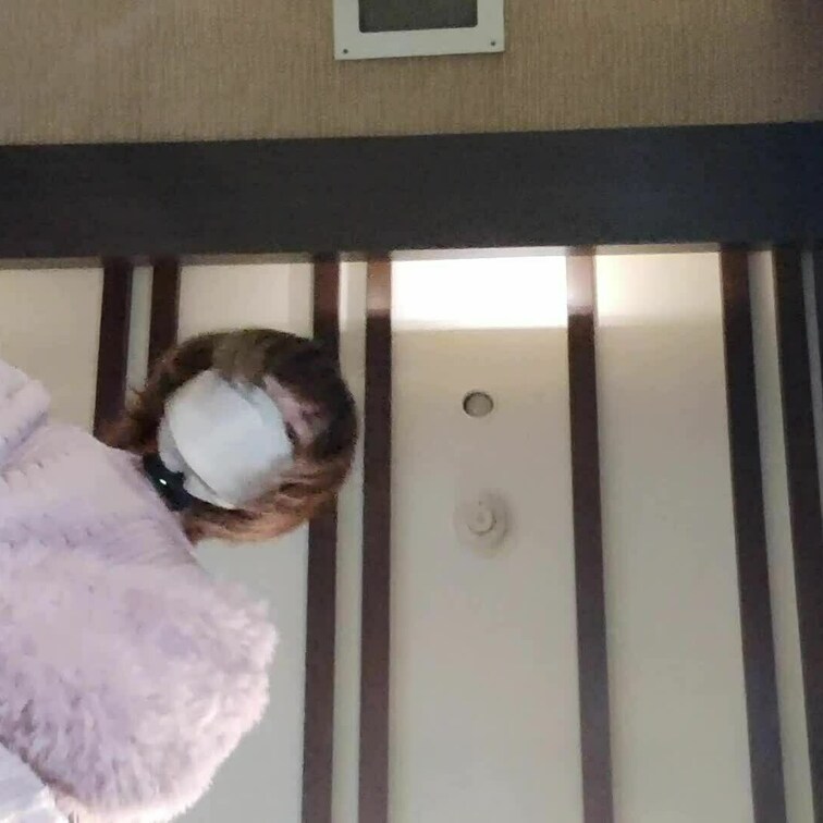 顔出しあり（マスクあり）　ボブヘアーのかわいい高橋凛ちゃんが玄関で靴を脱いで蒸れ蒸れの素足で顔を踏んだり足の臭いを嗅がせ