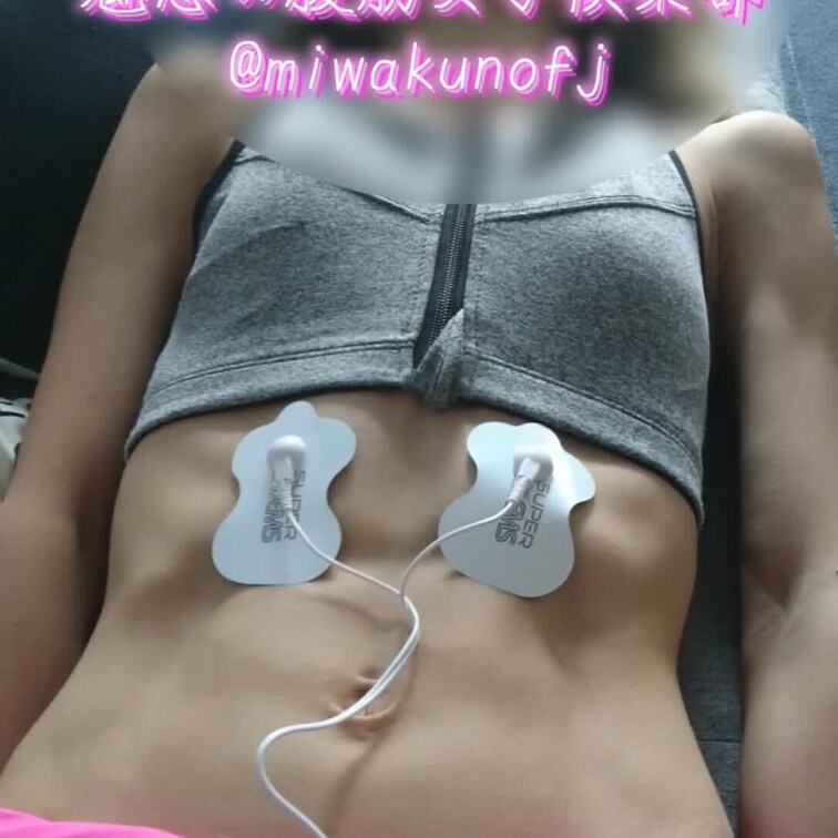 腹筋美女えぬさんの腹筋を電流で隆起させて鍛える②