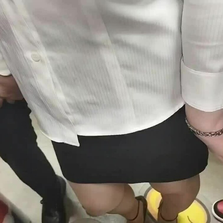 アダルトコーナーで
チカンに触られて
固くなった肉棒に
手を伸ばす巨乳OL