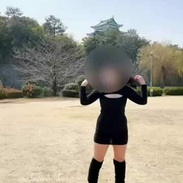 昼間のお城近くの公園
平日だけどまぁまぁ人がいました💦
ドキドキしながらも思いきってポージング💕︎