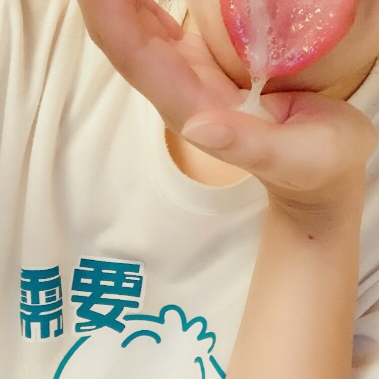 女の子の日なので口に出してもらいました☺️
全部手に出そうとしたら床に落ちてしまって焦っています😂