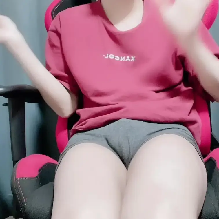 今回は「亀頭責めえっち」の動画を撮影しました...
いっぱい先っぽを責めちゃって喘ぎすぎ🔞

気持ち良すぎて脚もい