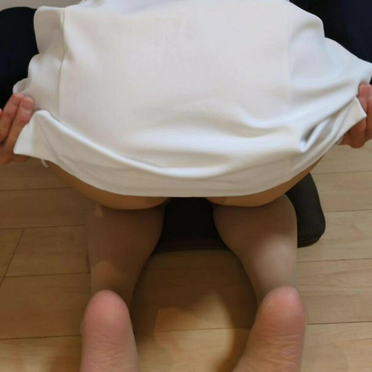 ベージュのパンストでパンチラありです♪