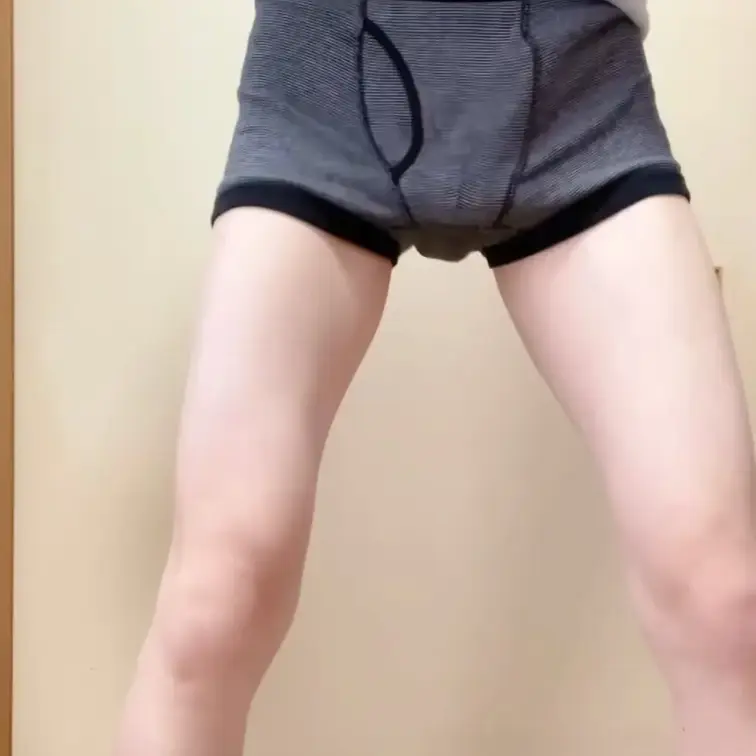 おにいさんパンツにおもらししちゃった😭
おむつ履く前に「アン〇ンマン」見てて、そしたら急におしっこ行きたくなって見終わ