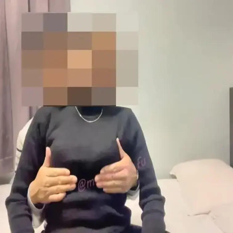 旅行でビジネスホテルに滞在しております♪

観光に出かける前に少しだけ
揉ましていただきました💕
このままS〇X