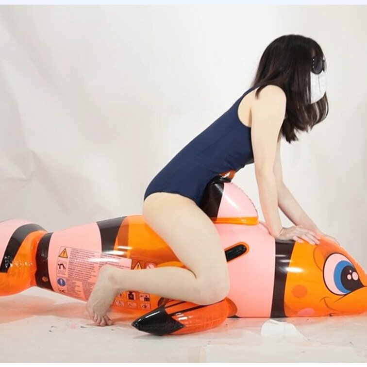 スク水の女の子がフロートで遊ぶ