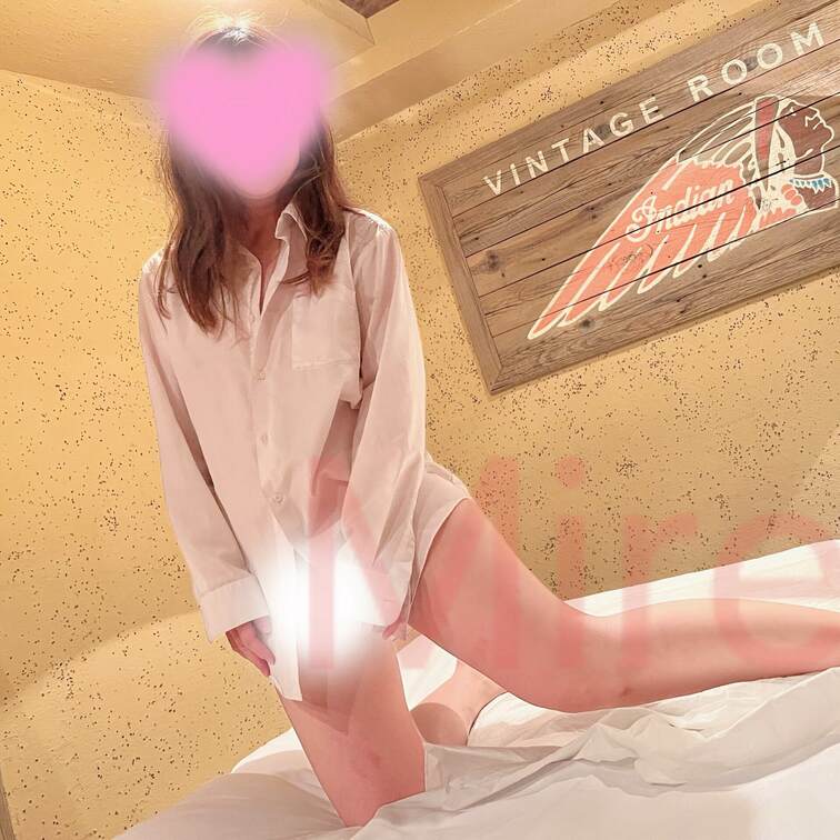 ❤️Mirei ちゃんの毎日コスツイート企画🩷
1/20 彼シャツ👔❤️
　彼氏いないので彼氏シャツ的な❤️
　メ