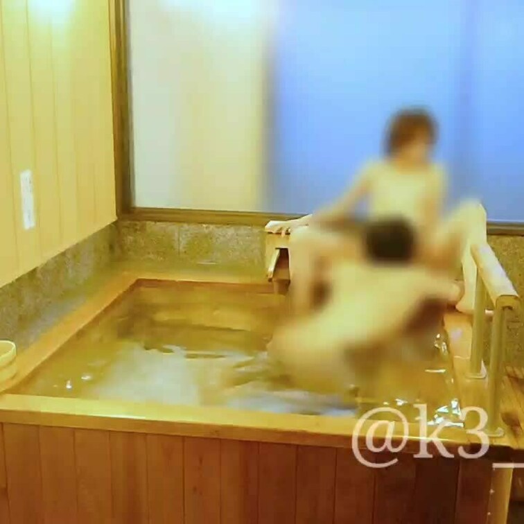 温泉でクンニ😛