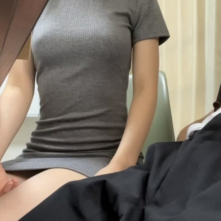 大学でこんなことしてるのがバレたらまずいので
24時間限定です！！

大学の講義中、1番後ろの席に座ってたら男友達