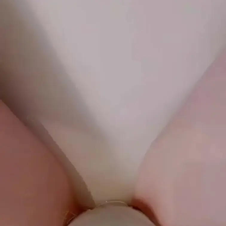 ベットの上でおもらししちゃった・・・(,,. .,, )