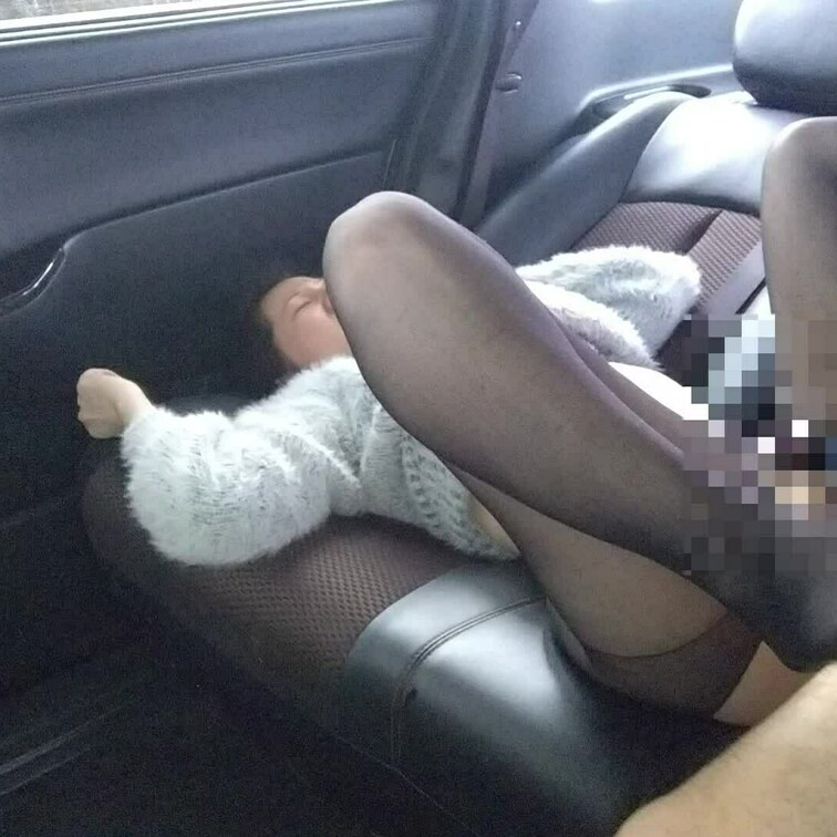 悪友と妻が密会していた時に車内で穴開きストッキングを履いた妻が悪友の肉棒を入れられてる様子をご覧下さい。（挿入編）
