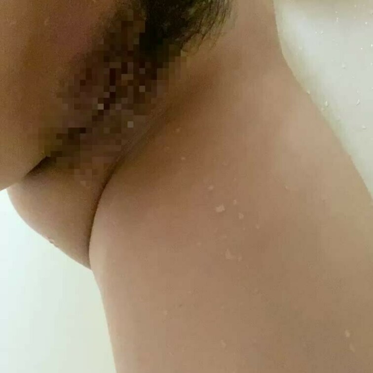 真下からおしっこ撮りました💕