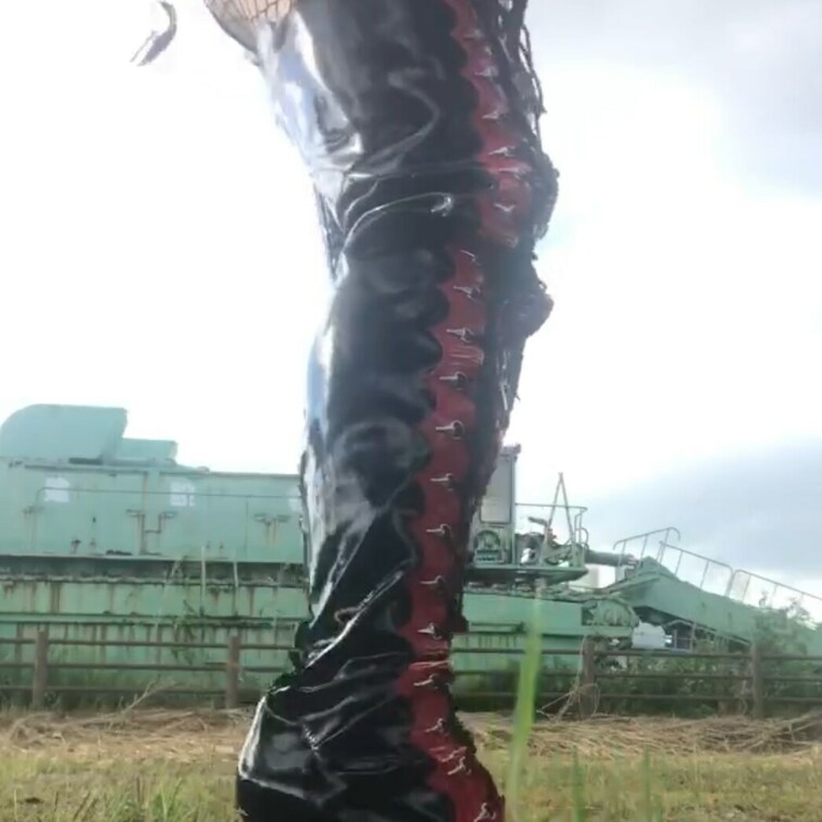 野外でバナナ踏み潰し
