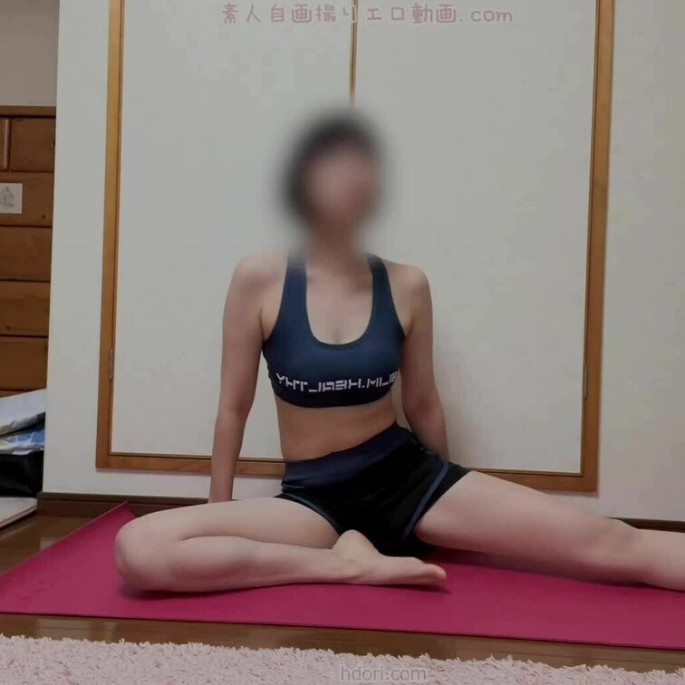 へそ出しヨガ練習シーンです☆