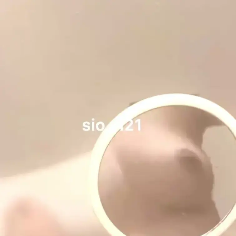 鏡越しのしおりのおっぱいです😳
