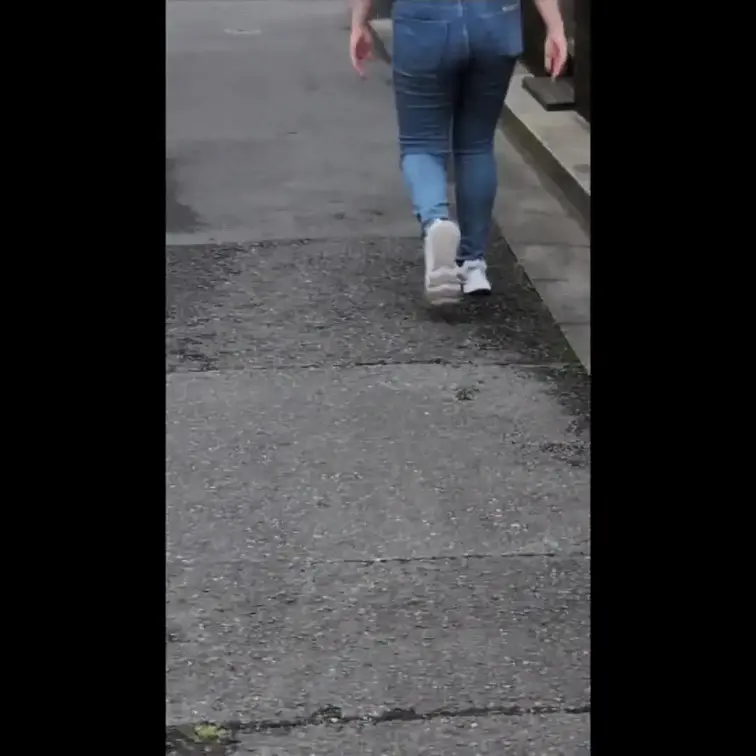 近所のオナペット、たまに遭遇出来たらオカズ用にこっそり遠くから撮っていたが、さすがに我慢できないレベルに達する・・結果、